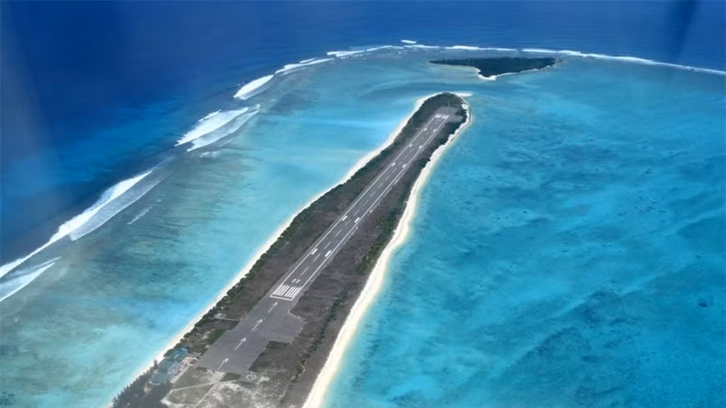 Sân bay Agatti, Lakshadweep, Ấn Độ: Sân bay Agatti là một dải đất, bao quanh là đại dương. Nếu máy bay lăn bánh quá dài có thể sẽ chìm trong biển nước sâu.