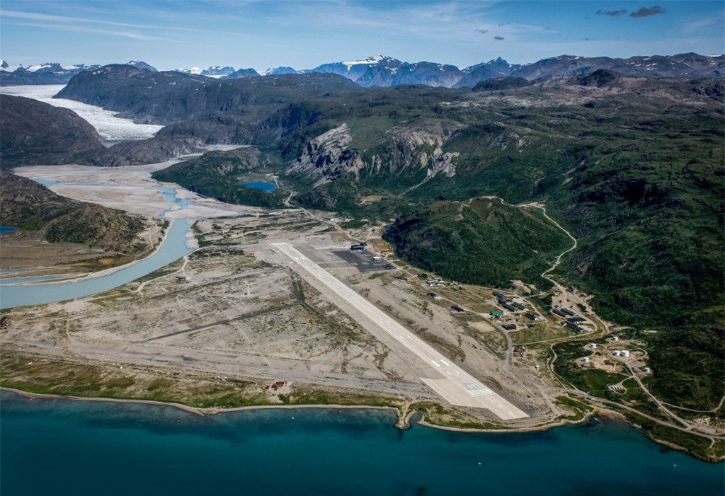Sân bay Narsarsuaq, Greenland: Để hạ cánh xuống sân bay này, máy bay phải bay trong mối đe dọa của sự nhiễu loạn. Tiếp theo, sau khi chạm đất, máy bay có thể sẽ rơi vào nước vì đường băng rất ngắn.
