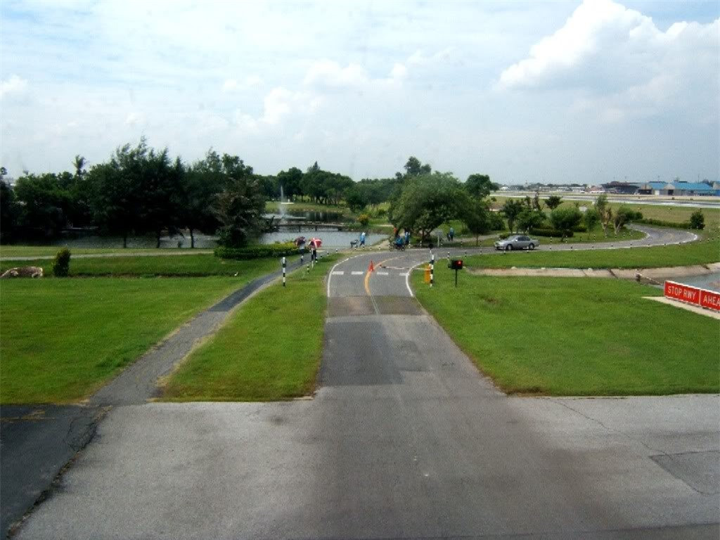 Sân bay Quốc Tế Don Mueang, Thái Lan: Ngay giữa hai đường băng, các viên chức sân bay quốc tế Don Mueang đã xây dựng một sân gôn 18 lỗ.