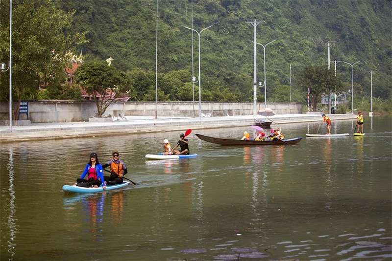Đi thuyền kayak khám phá phong cảnh suối Yến.
