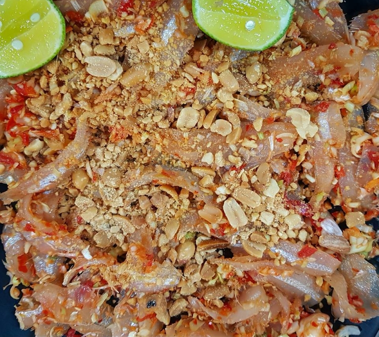 Mon goi ca hut khach o Quy Nhon duoc vi nhu 'sushi' phien ban Viet