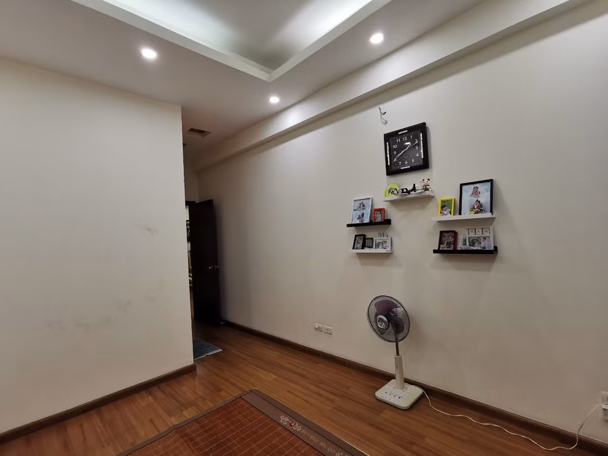 Kiến trúc sư khảo sát căn hộ trước khi lên bản vẽ. Tổng chi phí thiết kế và hoàn thiện là 115 triệu.