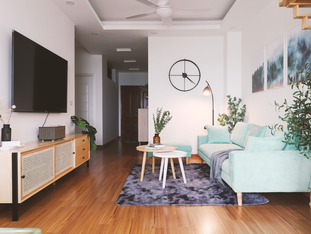 Phòng khách mang đậm hơi thở mùa đông Bắc Âu qua bộ ghế sofa, thảm trải sàn, đèn cây đọc sách. "Ngày trời lạnh, cả nhà nhâm nhi cốc cà phê nóng, cùng ít hạt dẻ trong phòng khách này sẽ là điều tuyệt vời", kiến trúc sư Trịnh Đình Quyền nói.