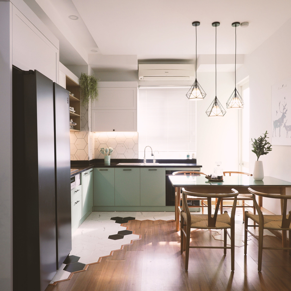 Anh chị tham khảo một số nơi về thiết kế, thi công nhưng đều được báo chi phí lớn hơn số tiền thực có. Một sự tình cờ, vợ chồng chị Bích được người quen giới thiệu đến kiến trúc sư Trịnh Đình Quyền. Sau khi nắm bắt được nhu cầu, nguyện vọng cũng như vướng mắc của chị Bích, anh Quyền và đội ngũ của mình bắt tay vào thi công công trình.