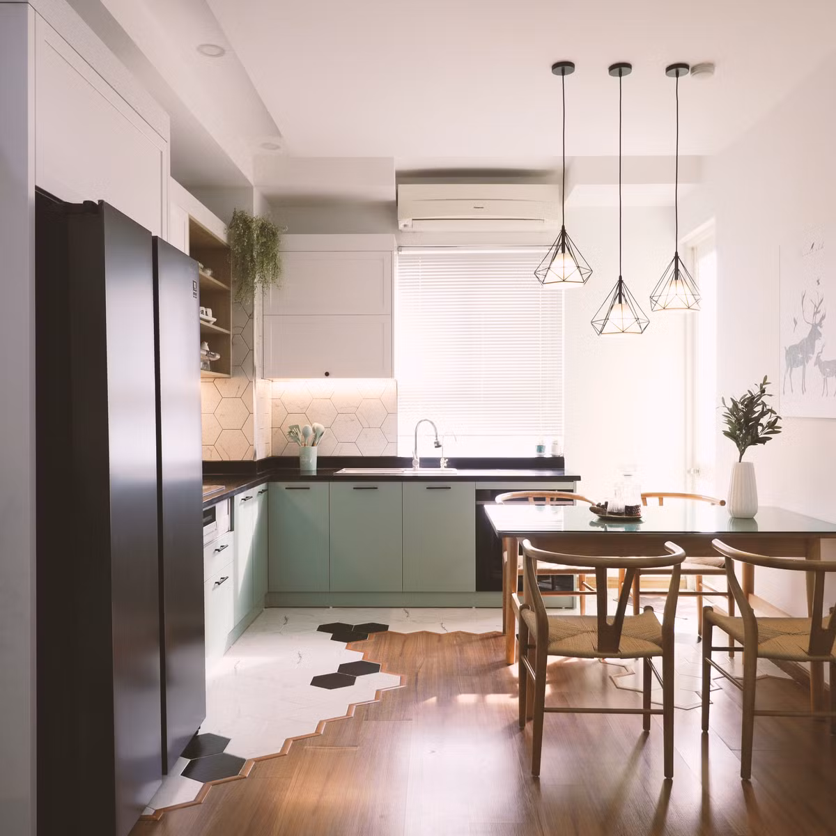 Anh chị tham khảo một số nơi về thiết kế, thi công nhưng đều được báo chi phí lớn hơn số tiền thực có. Một sự tình cờ, vợ chồng chị Bích được người quen giới thiệu đến kiến trúc sư Trịnh Đình Quyền. Sau khi nắm bắt được nhu cầu, nguyện vọng cũng như vướng mắc của chị Bích, anh Quyền và đội ngũ của mình bắt tay vào thi công công trình.