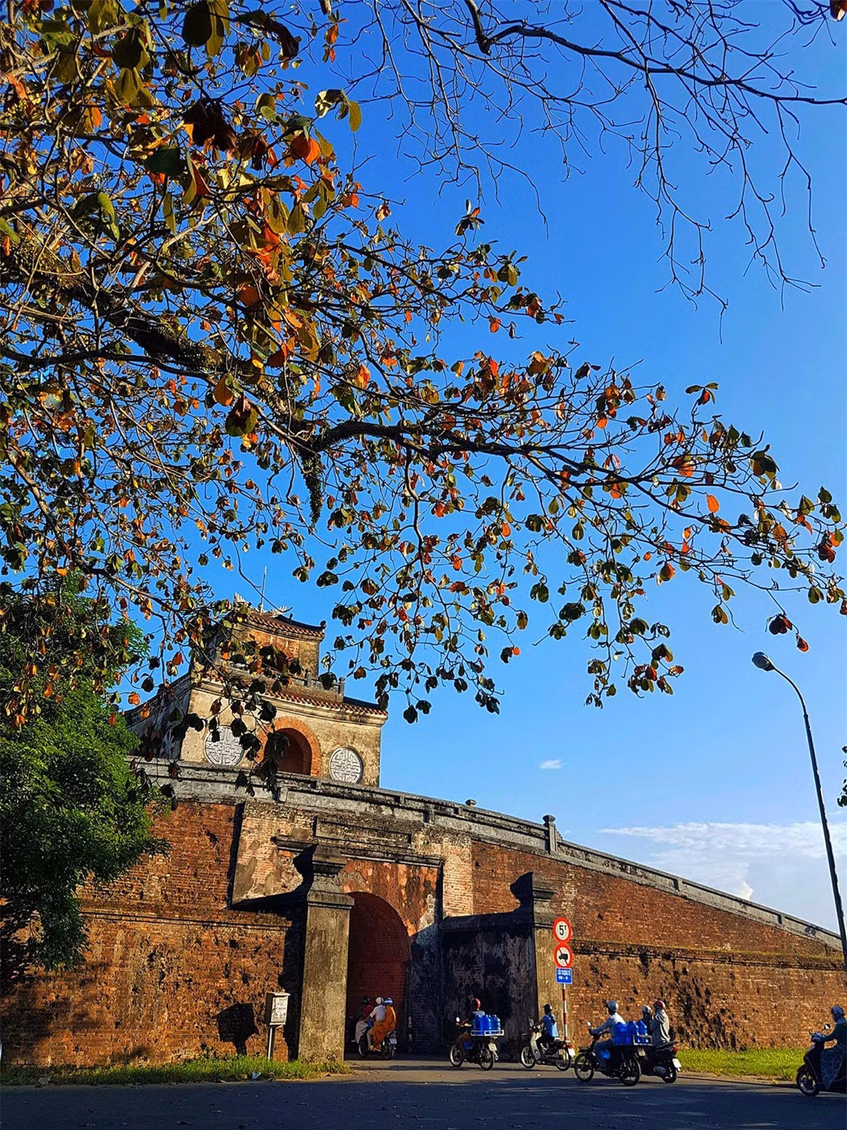 Quần thể di tích cố đô Huế là những di tích lịch sử - văn hóa do triều Nguyễn xây dựng từ đầu thế kỷ XIX đến nửa đầu thế kỷ XX, gồm các hạng mục công trình trong và ngoài kinh thành Huế. Những di sản văn hóa trong kinh thành bao gồm Kỳ Đài, điện Long An, Bảo tàng Cổ vật Cung đình Huế, hồ Tịnh Tâm, Tàng Thơ Lâu, đàn Xã Tắc... Ảnh: Lê Huy Hoàng Hải.