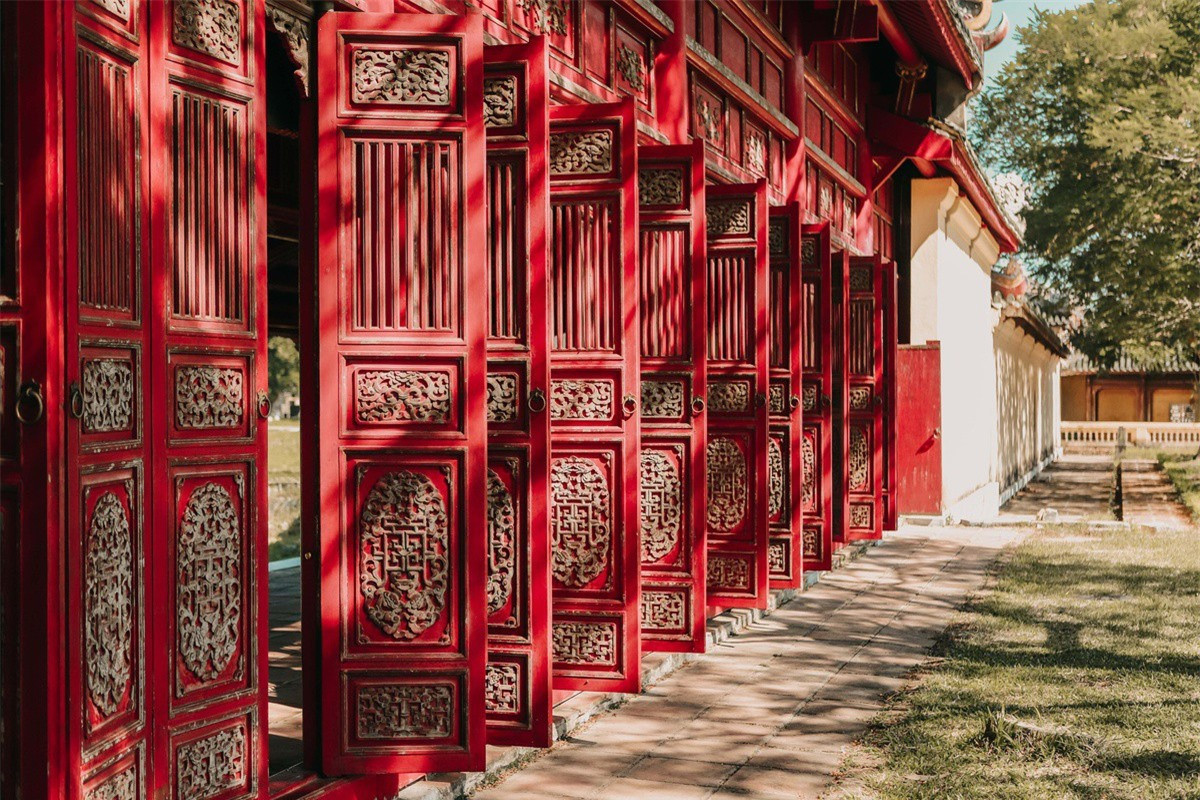 Đại Nội Huế là bối cảnh quen thuộc trong các MV, bộ phim điện ảnh Việt hút giới trẻ như Không thể cùng nhau suốt kiếp, Kiều, Gái già lắm chiêu... Trường Lang là điểm check-in du khách không thể bỏ lỡ tại đây. Hành lang dài với những cánh cửa sơn son, chạm trổ tinh xảo, mang đậm nét cổ kính và nguy nga của kiến trúc cung đình xưa. Ảnh: Nguyễn Kỳ Anh.