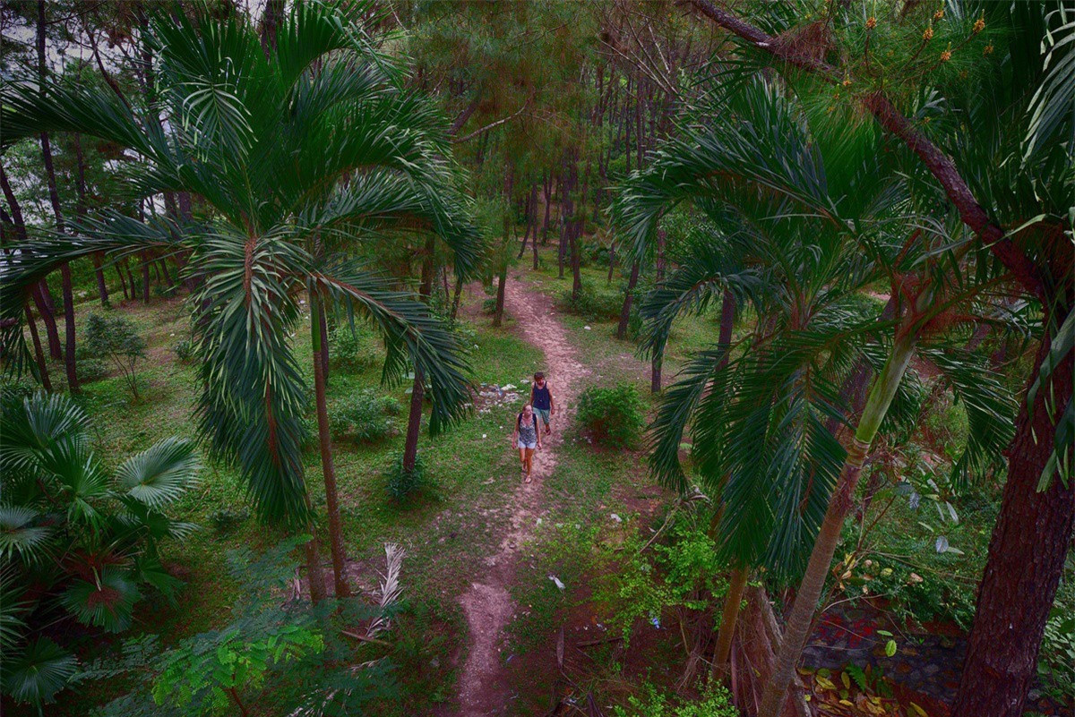 Đầu năm 2016, tờ HuffingtonPost (Mỹ) đã đăng tải bài viết về công viên nước bỏ hoang nổi tiếng ở Huế, thu hút du khách trong và ngoài nước check-in. Đó là công viên Hồ Thủy Tiên, địa điểm ẩn chứa sự ma mị, kỳ quái, hấp dẫn những tâm hồn ưa phiêu lưu, mạo hiểm. Ảnh: Lê Huy Hoàng Hải.