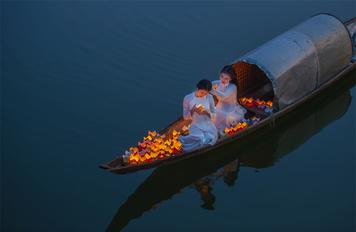 Sông Hương là thắng cảnh nổi tiếng của thành phố di sản. Tuyệt tác thiên nhiên xứ Huế từ lâu đã trở thành nguồn cảm hứng cho các sáng tác thơ ca, nhạc họa... Vào những đêm hội lớn, bạn có thể lên thuyền xuôi theo dòng Hương Giang, thả hoa đăng cầu an. Khung cảnh sóng nước lung linh, huyền ảo về đêm cho bạn những trải nghiệm thú vị so với ban ngày. Ảnh: Lê Huy Hoàng Hải.