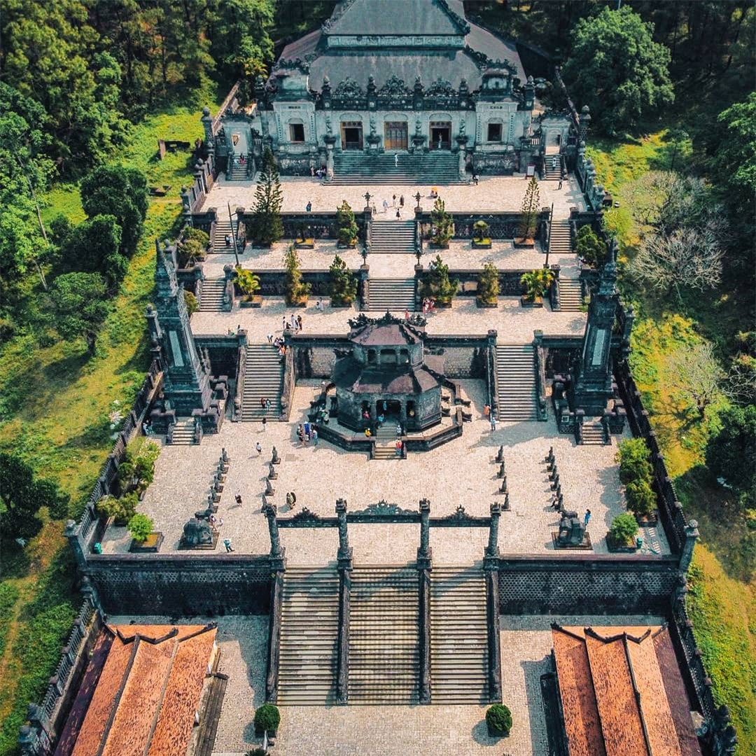 Cách thành phố Huế hơn 10 km, lăng Khải Định là công trình cuối cùng của Triều Nguyễn. Đây cũng là lăng tẩm có kiến trúc đặc sắc nhất cố đô, thể hiện sự giao thoa của hai nền văn hoá Đông - Tây. Quần thể lăng không quá rộng. Điểm ấn tượng hút du khách là kiến trúc khối chữ nhật với 127 bậc cấp cùng sự cầu kỳ, tinh xảo trong từng đường nét, hoa văn chạm trổ. Ảnh: Pilgrimagevillageresort.