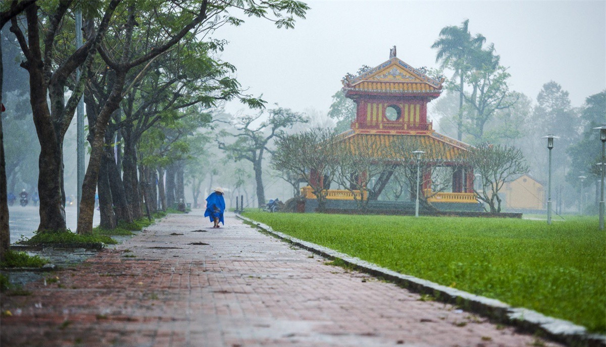 Nằm trên trục chính của Hoàng thành, giữa Kỳ Đài và Nghênh Lương Đình, Phu Văn Lâu là công trình kiến trúc đặc sắc trong quần thể di tích cố đô. Đây là lầu lưu giữ văn thư triều đình nhà Nguyễn, nơi niêm yết những chiếu chỉ của vua hay kết quả các cuộc thi Hội, Ðình. Trong những ngày mưa, nơi đây càng in đậm nét cổ kính, trầm mặc. Ảnh: Lê Huy Hoàng Hải.