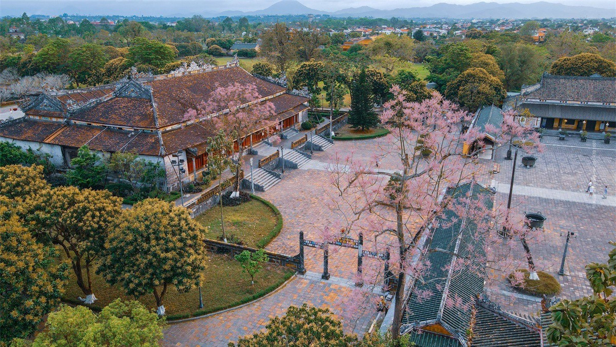 Hoàng thành nằm bên trong kinh thành, có chức năng bảo vệ Tử Cấm Thành cũng như các cung điện quan trọng nhất của triều đình. Hoàng thành và Tử Cấm Thành thường được gọi chung là Đại Nội. Những công trình quan trọng tại Hoàng thành gồm Ngọ Môn, Triệu Tổ Miếu, Thế Tổ Miếu, cung Diên Thọ, Hiển Lâm Các... Mùa hoa ngô đồng tại đây cuốn hút bao lữ khách. Ảnh: Kuzumi Truong.