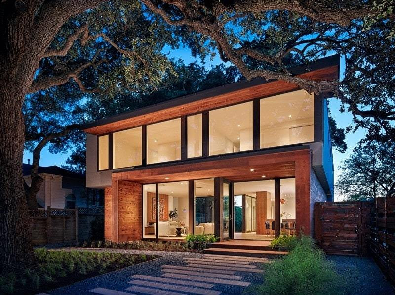 Thiết kế theo phong cách hiện đại, sự kết hợp của màu gỗ tự nhiên với những ô cửa kính lớn đã làm nổi bật hình khối lạ mắt của ngôi nhà