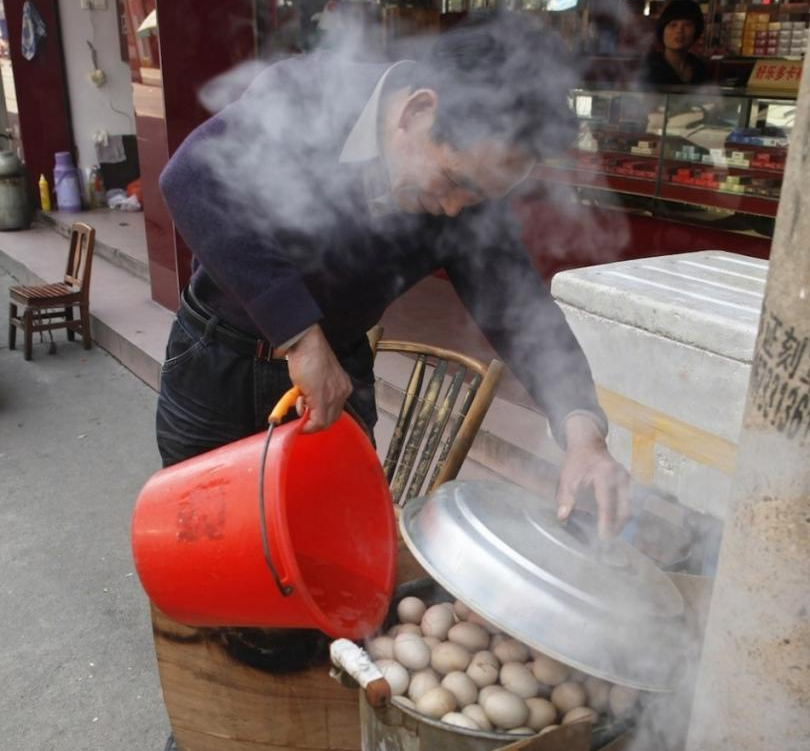 Trứng luộc nước tiểu - món đặc sản nghe tên thôi đã thấy "trầm cảm" - Hình 6 Trung luoc nuoc tieu - mon dac san nghe ten thoi da thay