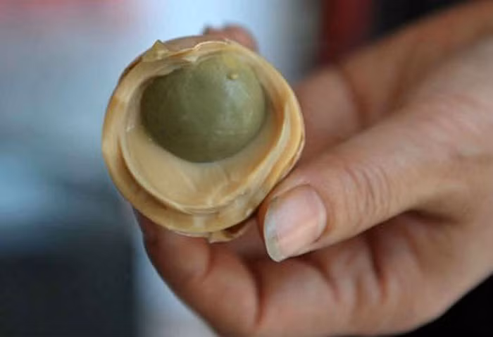 Trứng luộc nước tiểu - món đặc sản nghe tên thôi đã thấy "trầm cảm" - Hình 4 Trung luoc nuoc tieu - mon dac san nghe ten thoi da thay