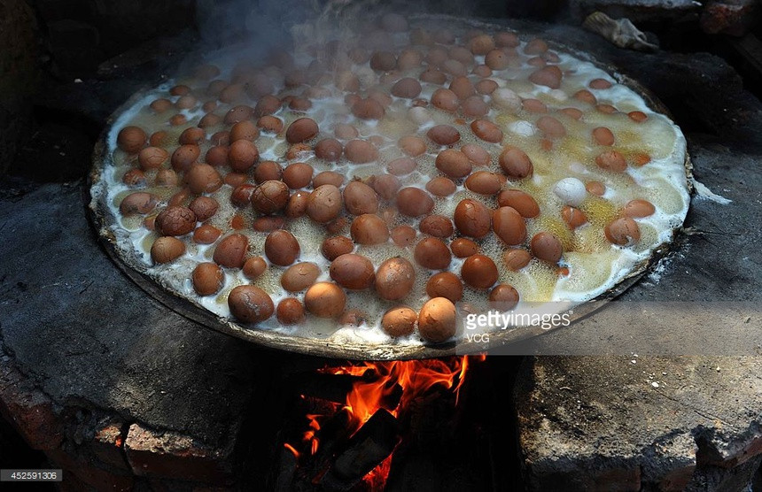 Trứng luộc nước tiểu - món đặc sản nghe tên thôi đã thấy "trầm cảm" - Hình 5 Trung luoc nuoc tieu - mon dac san nghe ten thoi da thay