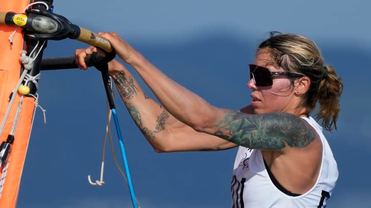 VĐV bóng chuyền Cộng hòa Dominica Brenda Castillo và VĐV lướt ván buồm người Ba Lan Zofia Noceti-Klepacka có nhiều hình xăm lớn trên cánh tay, bàn tay, cổ.