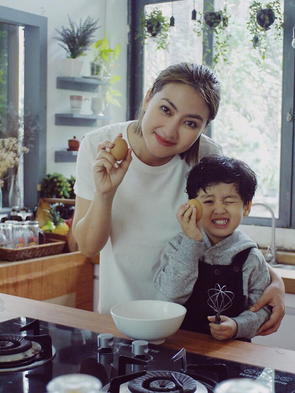 Hôn nhân đời thực của cặp mẹ kế - con chồng trong "Mặt nạ gương" - Hình 2 Hon nhan doi thuc cua cap me ke - con chong trong