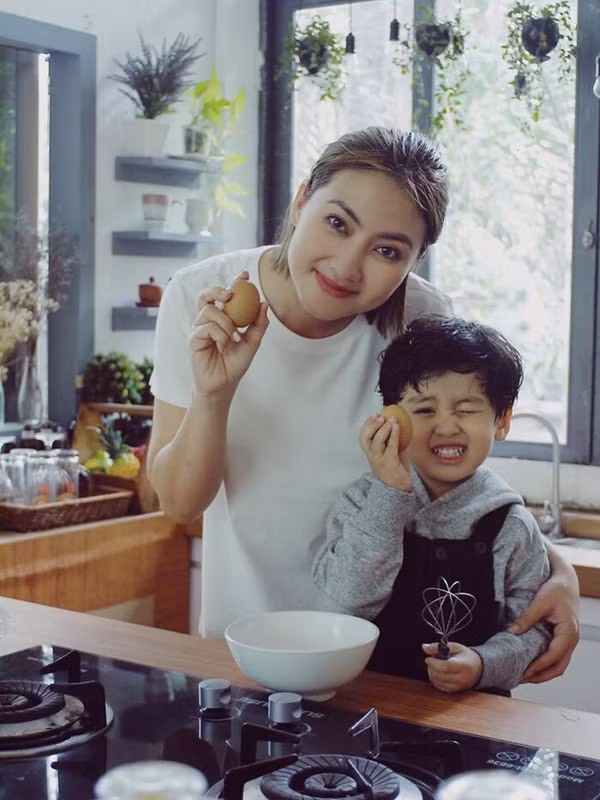 Hôn nhân đời thực của cặp mẹ kế - con chồng trong "Mặt nạ gương" - Hình 2 Hon nhan doi thuc cua cap me ke - con chong trong