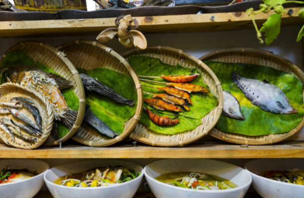 Doc dao bo suu tap hon 200 mon an Viet duoc tao hinh tu dat set