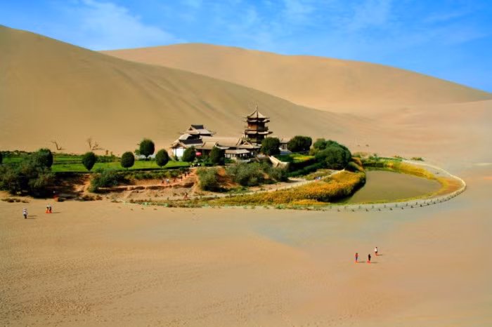 Năm 2006, chính quyền địa phương với sự giúp đỡ của chính quyền trung ương bắt đầu cải tạo và khôi phục độ sâu của hồ. Kể từ đó, độ sâu và kích thước của nó đã tăng lên hằng năm. Hồ Yueyaquan không cạn nước suốt 2000 năm là do nó nằm ở vị trí trũng và thấp hơn các cồn cát xung quanh, vì vậy ít bị bốc hơi.