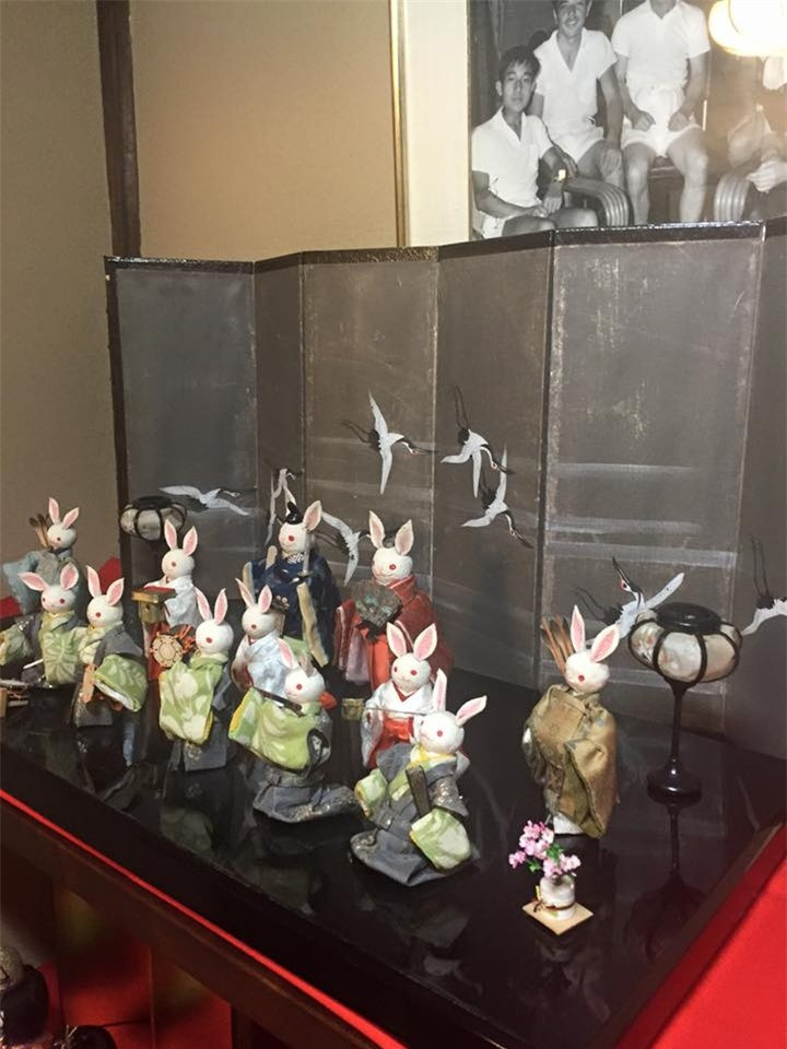 Quán cà phê ở đây kiêm bán một số đồ lưu niệm dễ thương và búp bê Nhật Bản được làm thủ công. Nếu bạn muốn trải nghiệm những khoảnh khắc khó quên của Nhật Bản, thì đừng bỏ qua quán cà phê đặc biệt này. 