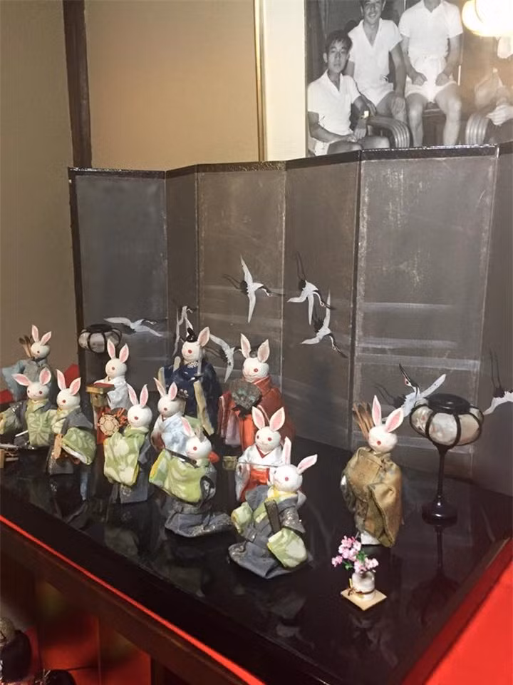 Quán cà phê ở đây kiêm bán một số đồ lưu niệm dễ thương và búp bê Nhật Bản được làm thủ công. Nếu bạn muốn trải nghiệm những khoảnh khắc khó quên của Nhật Bản, thì đừng bỏ qua quán cà phê đặc biệt này. 