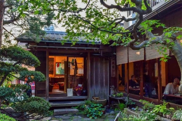 Chỉ với 5 phút đi bộ từ ga Jiyugaoka, bạn sẽ đến được quán trà Kosoan - phòng trà truyền thống của Tokyo. Đó là một ngôi nhà cổ kính đậm chất truyền thống của Nhật Bản được làm bằng gỗ có khu vườn xinh đẹp. 