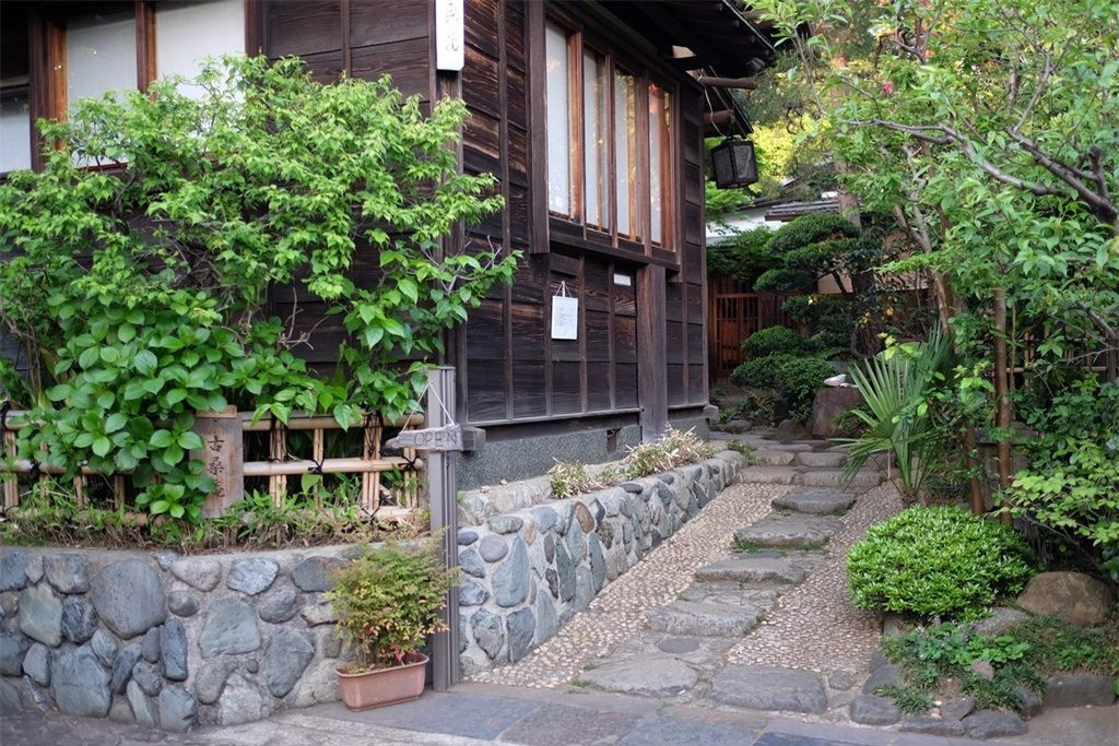 Bạn sẽ được ngồi trên một tấm thảm tatami trong một căn phòng lớn, được trang trí bằng rất nhiều vật dụng của Nhật Bản như bát, cốc, đồ chơi, kiếm và tranh vẽ. Với menu đa dạng, Kosoan cung cấp cho bạn nhiều loại đồ uống và đồ ngọt truyền thống của Nhật Bản. Bạn sẽ được phục vụ chủ yếu là trà xanh, trà xanh sữa, chuối hoặc dâu tây, trái cây tươi hoặc cà phê nếu có.