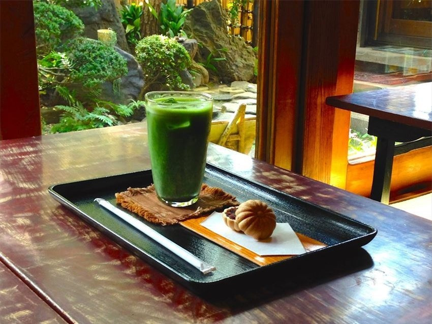 Thực đơn cung cấp cả hình ảnh minh họa và đều được dịch sang tiếng Anh nên những du khách không biết tiếng Nhật vẫn có thể dễ dàng gọi món. Thật thú vị khi vừa thưởng thức bữa ăn nhẹ, vừa có thể ngắm nhìn khu vườn yên tĩnh và thanh bình qua khung cửa sổ.