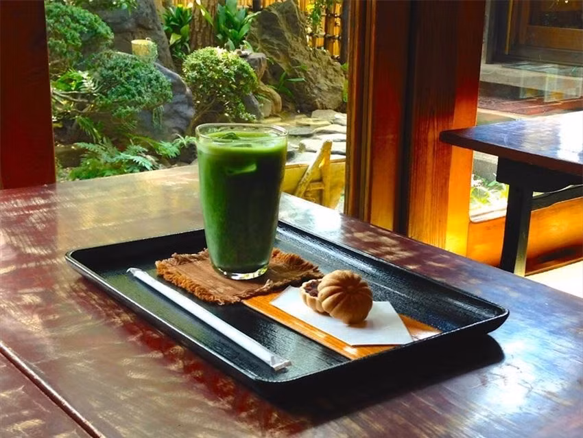 Thực đơn cung cấp cả hình ảnh minh họa và đều được dịch sang tiếng Anh nên những du khách không biết tiếng Nhật vẫn có thể dễ dàng gọi món. Thật thú vị khi vừa thưởng thức bữa ăn nhẹ, vừa có thể ngắm nhìn khu vườn yên tĩnh và thanh bình qua khung cửa sổ.