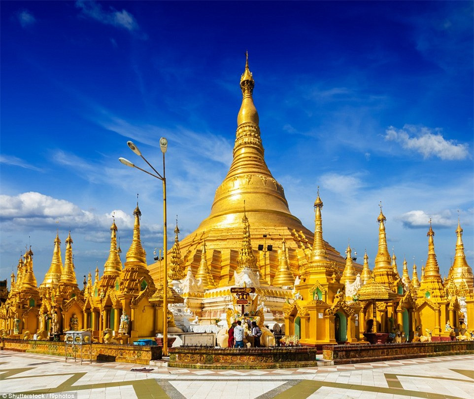 Chùa Shwedagon Paya ở Yangon, Myanmar: Tòa nhà được bao phủ bởi hàng trăm tấm vàng và trên cùng của tháp được nạm khoảng 5.000 viên kim cương - trong đó viên lớn nhất tới 72 carat.