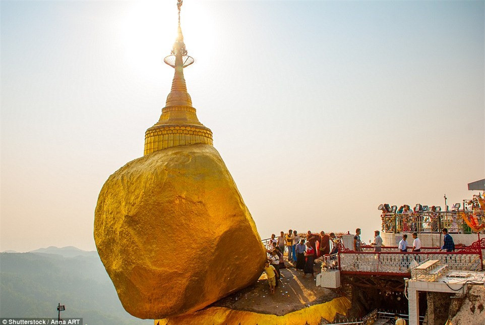 Chùa Đá Vàng Kyaiktiyo, điểm hành hương Phật giáo nổi tiếng Myanmar có điểm nhấn là tảng đá tròn hình quả trứng nằm cheo leo trên bờ một vách đá và được che phủ bằng vàng lá do những người mộ đạo dán lên.