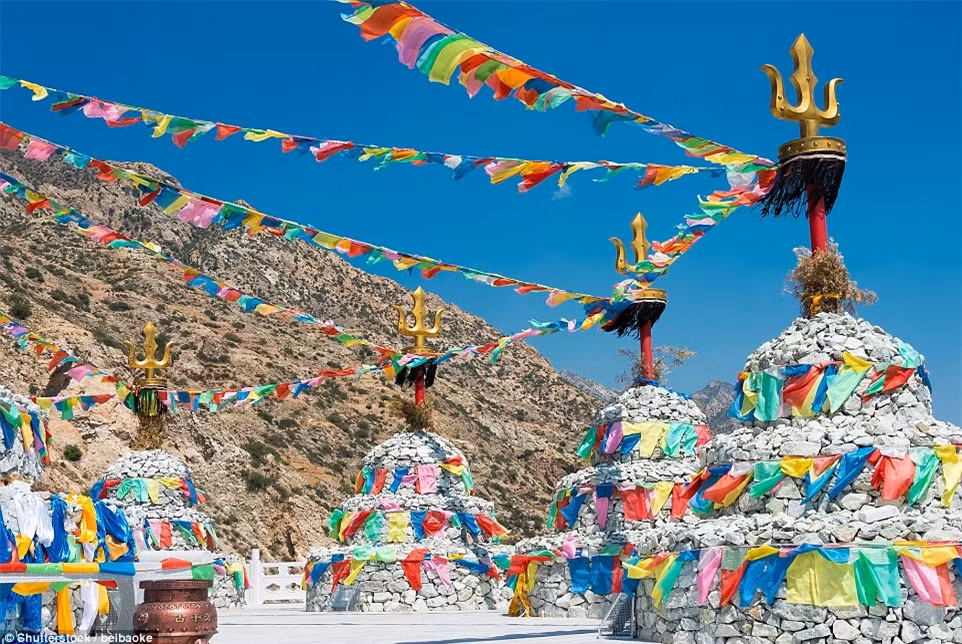 Một ngôi chùa ở Meidai Lamasery, Mông Cổ: Những lá cờ cầu nguyện đầy màu sắc tô điểm cho ngôi đền bằng đá ở vùng núi tạo nên khung cảnh tuyệt đẹp.