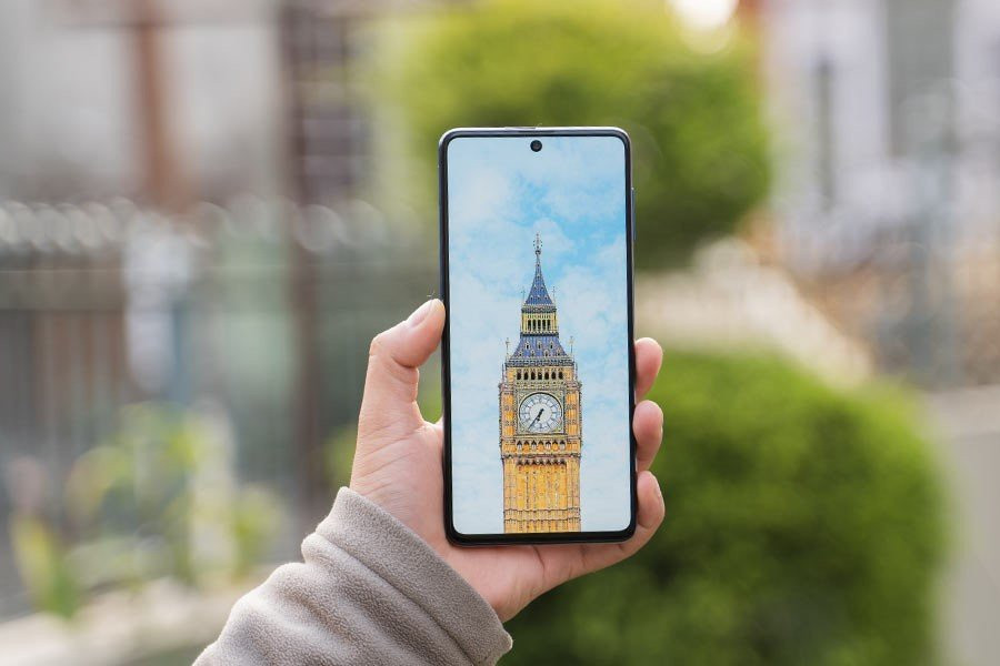 Cấu hình của máy gồm chip xử lý Exynos 9825, RAM 8 GB và bộ nhớ trong 256 GB. Model này được trang bị màn hình 6,7 inch, tấm nền Super AMOLED, độ phân giải Full HD+. Điểm trừ của Galaxy M62 đến từ việc có tần số quét màn hình 60 Hz, thấp hơn một số smartphone cùng tầm giá như Oppo Reno5 hay Vivo V21 (đều dùng tần số quét 90 Hz). Ảnh: Mobile Review Nepal.