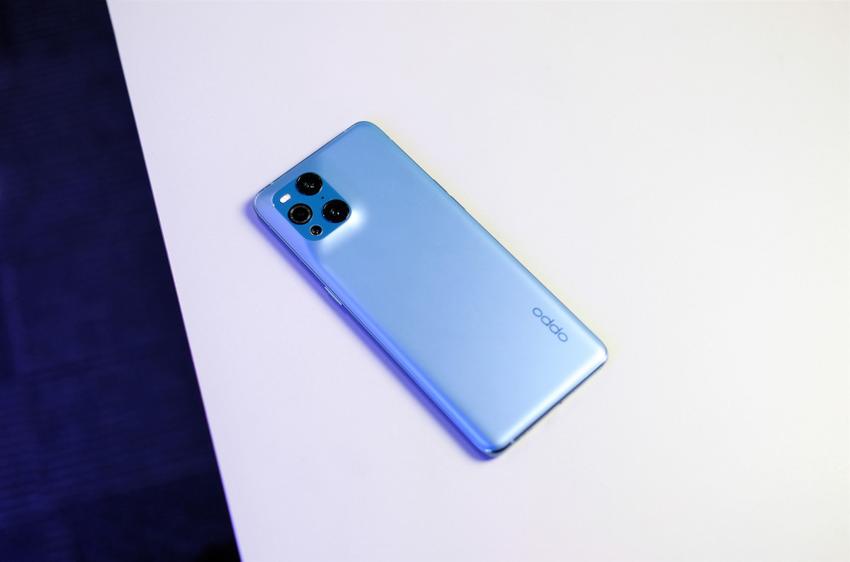 Dự kiến, Oppo Find X3 Pro sẽ được mở bán tại Việt Nam từ ngày 30/5, giá 27 triệu đồng. Đây là mẫu smartphone cao cấp nhất của Oppo trong năm 2021. Máy được trang bị cấu hình mạnh mẽ, chip Snapdragon 888, RAM 12 GB và bộ nhớ trong 256 GB. Model này có viên pin dung lượng 4.500 mAh, sạc nhanh công suất 65 W.