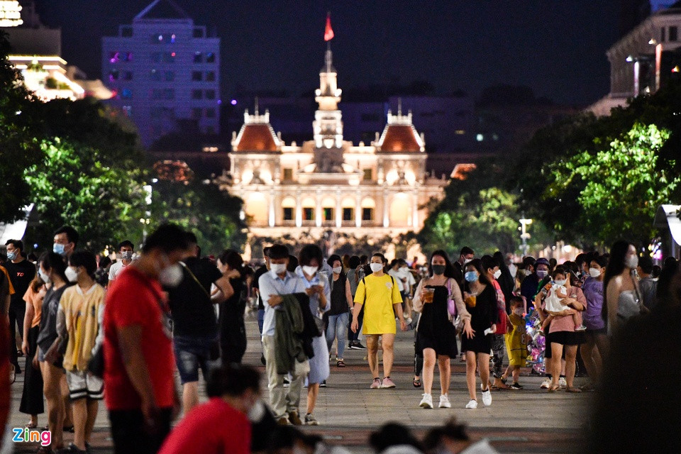 br/> Càng về khuya, lượng người đổ về phố đi bộ Nguyễn Huệ càng đông. Xe trật tự của phường Bến Nghé liên tục phát loa, nhắc nhở người dân đeo khẩu trang, tránh ngồi lại ăn uống để đảm bảo phòng dịch Covid-19.