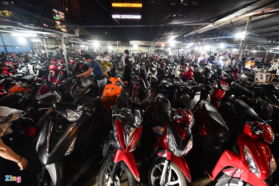 br/> Nhiều cơ sở trông giữ xe xung quanh phố đi bộ Nguyễn Huệ chật cứng xe máy. Giá gửi xe dao động khoảng 15.000-20.000 đồng.