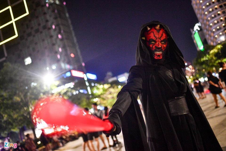 br/> Trần Thân Thiện hóa trang thành nhân vật Darth Maul trong bộ phim Star War. "Mình duy trì thói quen hóa trang trong ngày Halloween được gần 5 năm, cứ đến dịp này mình sẽ ra phố đi bộ để đi dạo, chụp hình với mọi người", Thiện chia sẻ.