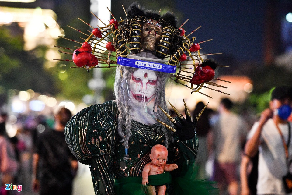 br/> Một số bạn trẻ hoá trang thành những nhân vật kinh dị, đi dạo trên phố đi bộ Nguyễn Huệ giao lưu và chụp hình với mọi người.