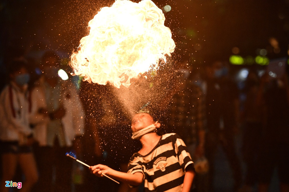 br/> Nhiều hoạt động đường phố như phun lửa, nhân tượng... cũng bắt đầu quay trở lại, thu hút sự chú ý của du khách trên phố đi bộ.