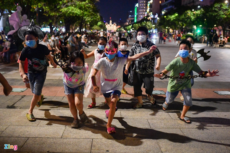 br/> Những đứa trẻ sống tại chung cư Topaz City (quận 8) được các phụ huynh tổ chức đi chơi Halloween tại phố đi bộ Nguyễn Huệ. "Các mẹ cũng chuẩn bị thêm nhiều đồ chơi, mặt nạ để các con hóa trang và dạo phố dịp cuối tuần", chị Hoà Bình, phụ huynh của một em nhỏ, chia sẻ.