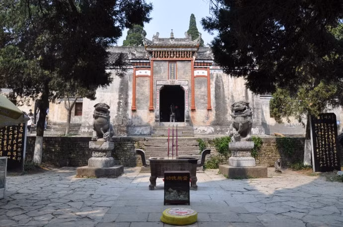 Một trong những nơi tham quan nổi tiếng là Đền Vũ Hầu, khởi công từ đời Đường. Ảnh: Sina.