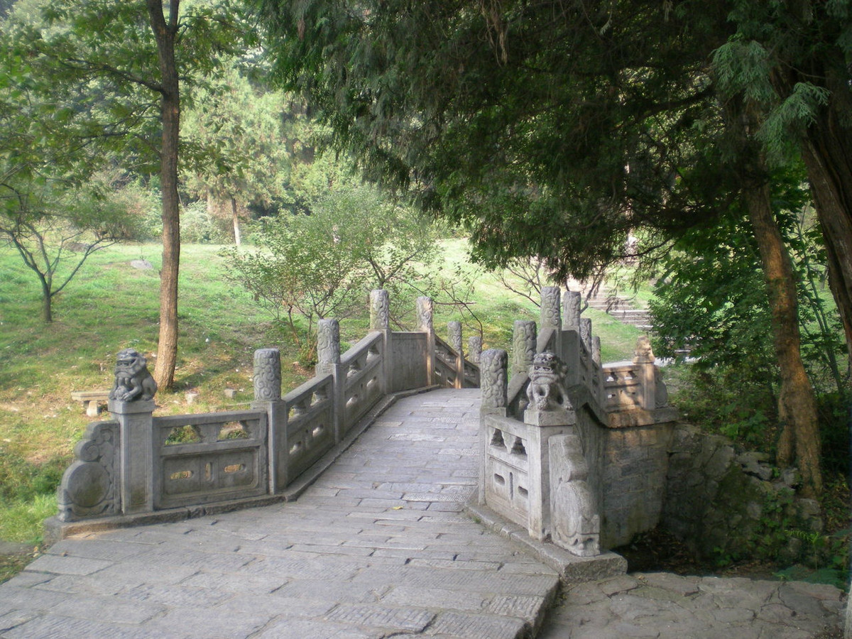 Đây cũng là nơi Gia Cát Lượng bắt buộc phải đi qua nếu muốn ra ngoài, nên người đời sau rất trân trọng cây cầu này. Ảnh: Baike.