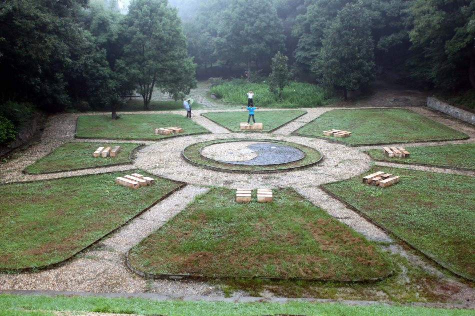 Nhiều cảnh sắc trong Long Trung có lịch sử từ thời Tây Tần. Tới thời nhà Minh, nơi đây đã có những cảnh quan nổi tiếng gồm Thảo Lư Đình, Tam Cố Đường, Tiểu Hồng Kiều, Cung Canh Điền... Ảnh: Baike.