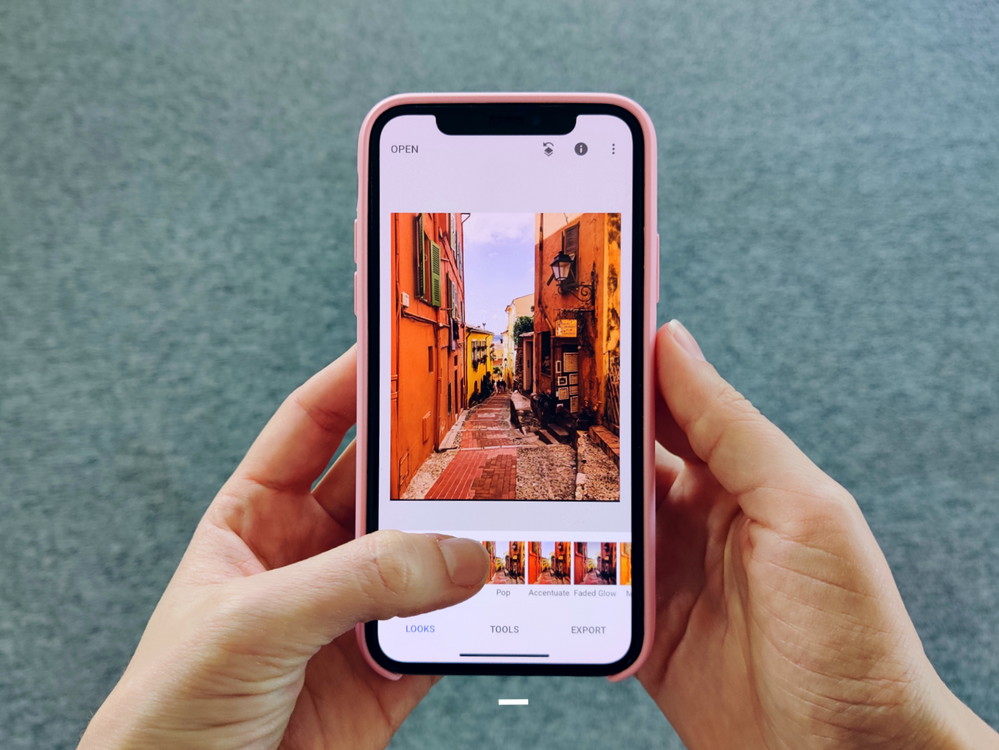  Snapseed là một trong những ứng dụng chỉnh ảnh miễn phí nhưng trang bị khá nhiều tính năng. Bên cạnh chế độ chỉnh các thông số cơ bản giống Google Photos hay Apple Photos, Snapseed còn hỗ trợ một số công cụ như Healing Bush để khắc phục những vùng ảnh chưa tốt, Lens Blur để tạo hiệu ứng mờ phông. Ảnh: Google.