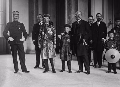 Theo sách "Nguyễn Phúc tộc thế phả", Khải Định tên thật là Nguyễn Phúc Bửu Đảo, con trai của vua Đồng Khánh. Giống cha mình, Khải Định thân Pháp, làm tay sai của những kẻ xâm lược. Ông ta bị người đời gọi là "Ông tổ của nghề nịnh Tây".