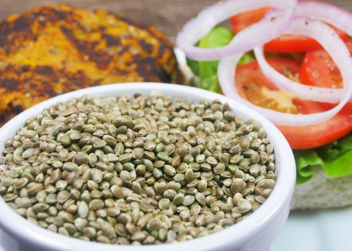  Các loại hạt: Bên cạnh khả năng cung cấp chất béo tốt cho cơ thể, một số loại hạt cũng chứa kẽm. Đứng đầu trong danh sách là hạt gai dầu, với 28 g sẽ có 3 mg kẽm. Bạn có thể ăn kèm loại hạt này với sữa chua, salad hoặc yến mạch. Ngoài ra, những lựa chọn thay thế khác có thể kể đến là hạt chia và hạt lanh. Ảnh: WellMe.