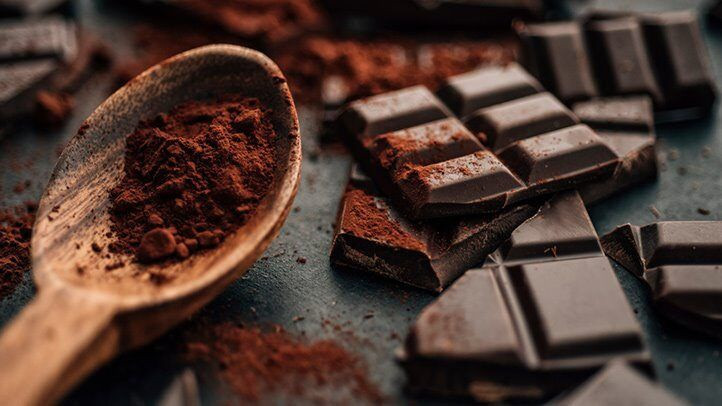  Chocolate đen: Một sự thật khá thú vị về chocolate đó là chocolate càng sẫm màu càng tốt. Theo Bộ Nông nghiệp Mỹ (USDA), mỗi 30 g chocolate đen - loại có 70-80% cacao - chứa một mg kẽm. Ngoài ra, chúng còn đem lại một số lợi ích khác như giảm huyết áp và cải thiện lưu lượng máu. Tuy nhiên, nhằm kiểm soát lượng đường nạp vào trong cơ thể, bạn không nên ăn quá 30 g chocolate/ngày. Ảnh: Everydayhealth.