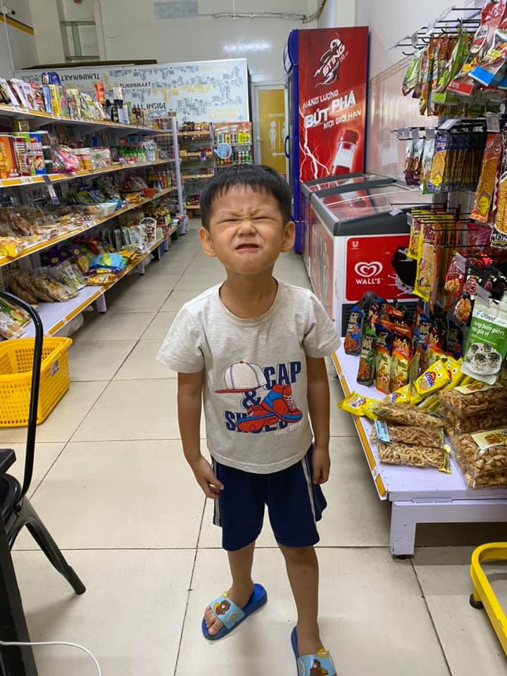 Thủ môn Bùi Tấn Trường tự tìm niềm vui khi phải cách ly riêng trong phòng khách sạn. Ngoài livestream giao lưu với người hâm mộ, anh thường xuyên đăng những bức ảnh hài hước của bản thân và cả vợ con để bớt nhớ gia đình. Ảnh: Bùi Tấn Trường.